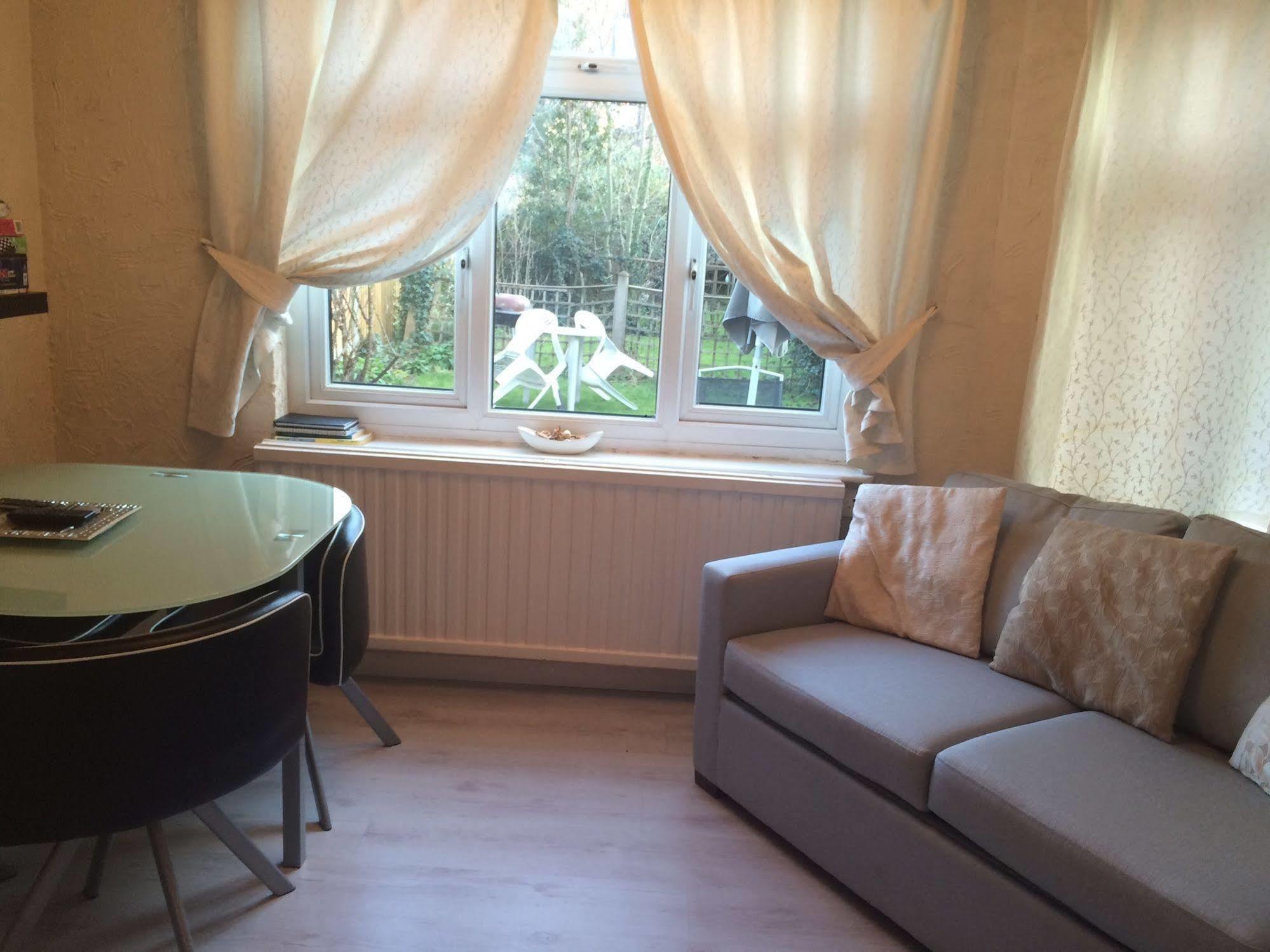 Lovely Garden Apartment In Wimbledon Town Centre With Private Parking By Wimbledon Holiday Lets Londýn Exteriér fotografie