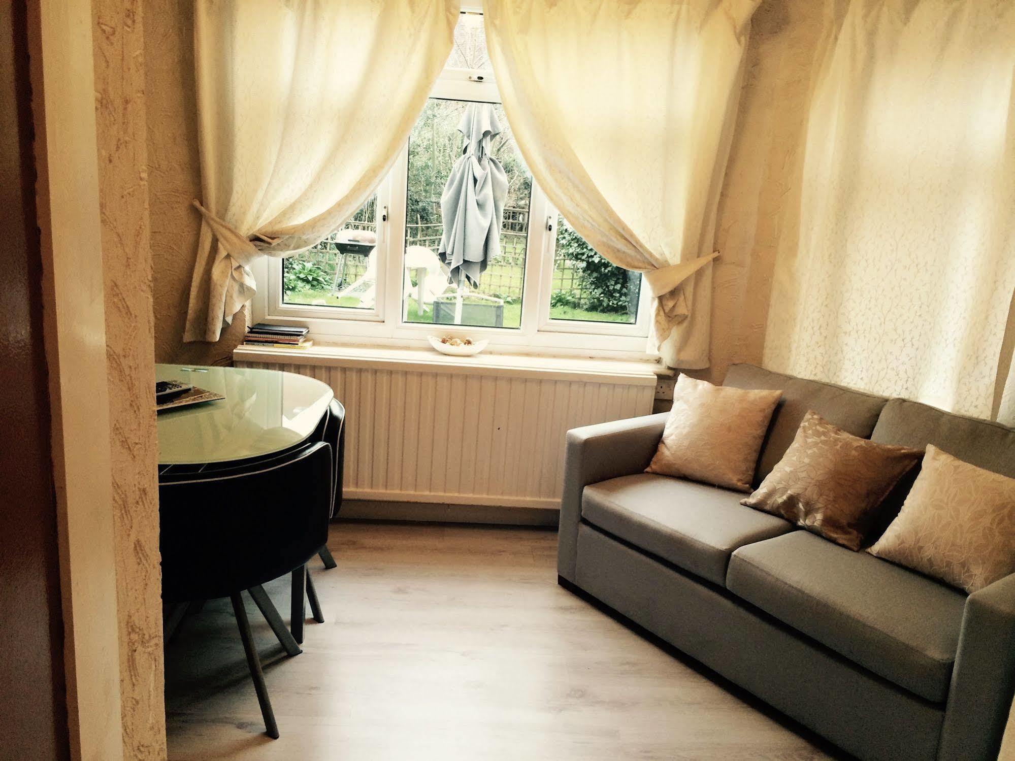 Lovely Garden Apartment In Wimbledon Town Centre With Private Parking By Wimbledon Holiday Lets Londýn Exteriér fotografie